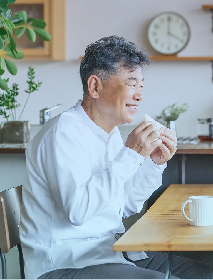 �_�C�j���O�̃e�[�u���ŃT���h�C�b�`��H�ׂ�s�N�̒j��