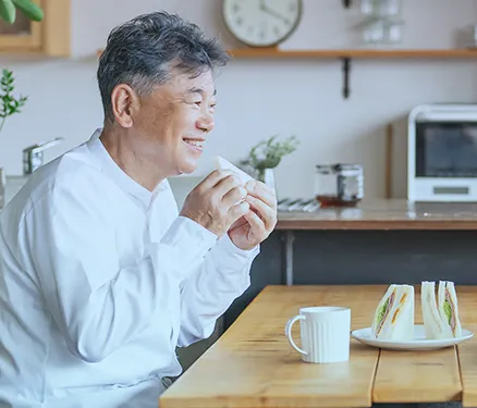 �_�C�j���O�̃e�[�u���ŃT���h�C�b�`��H�ׂ�s�N�̒j��